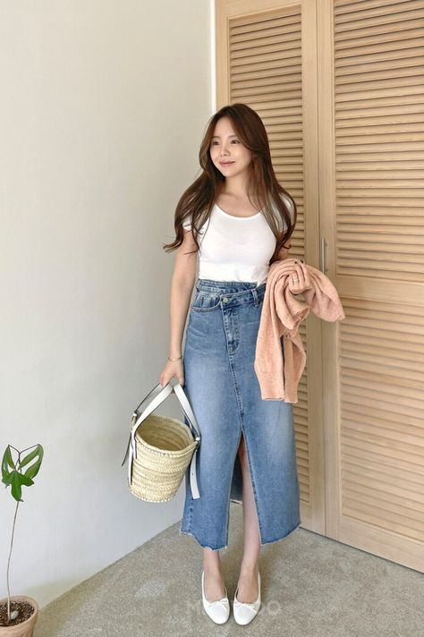 Rok Jeans Ootd, Ootd Rok Jeans, Denim Skirt Outfit Winter, Jeans Tank Top, Child Psychologist, Classy Quotes, Long Skirt Fashion, Casual Ootd, Skirt Jeans