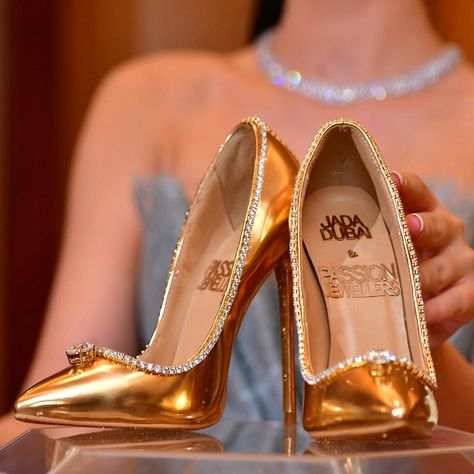 Top 10 Most Expensive Shoe Brands In The World Marilyn Monroe Shoes, Most Expensive Shoes, Diamond Shoes, Cinderella Slipper, Shiny Shoes, Luxury Lifestyle Fashion, Luxury Lifestyle Women, Expensive Shoes, Open Toed Heels