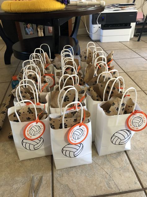 Volleyball Spirit Bags, Volleyball Goodie Bag Ideas Team Gifts, Volleyball Goodie Bags, Volleyball Snack Bags, Volleyball Tournament Food, Volleyball Goodie Bag Ideas, Volleyball Gift Bags, Volleyball Banquet Ideas, Volleyball Snacks