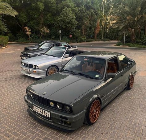 Vintage Bmw Aesthetic, Early 2000s Cars, Bmw E30 Aesthetic, E30 Aesthetic, Mathletes Vs Athletes, Old Bmw Cars, Retro Cars Vintage, Boxy Cars, 90s Bmw