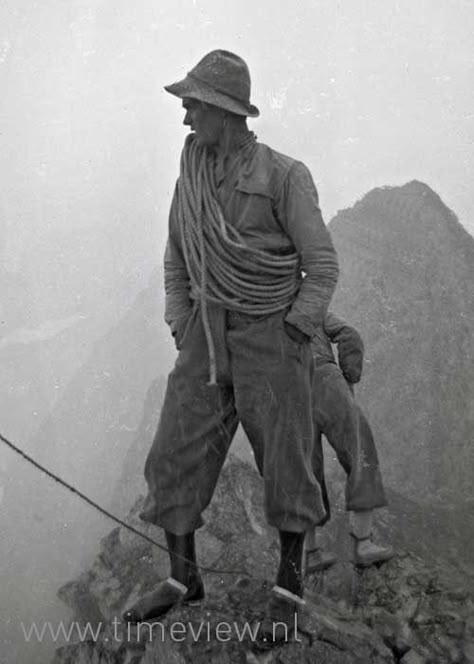 Climbing Fashion, Mountain Climbing Gear, Wander Outfit, Mountains Of Madness, Arctic Explorers, Francis Picabia, Hunter Outfit, Mens Outdoor Clothing, Climbing Gear