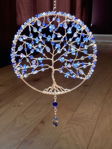 Tree Of Life Beaded Suncatcher, Wire Wrapping Tree, Stone Wire Wrapping Diy, Diy Wall Hanging Ideas, Crystal Suncatchers Diy, Copper Wire Crafts, Wall Hanging Ideas, Copper Wire Art, Wire Wrapped Stone Jewelry