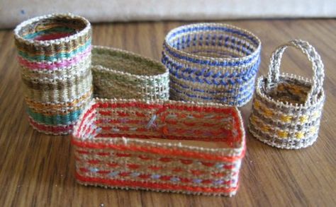 Dollhouse Basket, Miniature Basket, Mini Luggage, Basket Tutorial, Miniature Stuff, Diy Miniatures, Dollhouse Tutorials, Dollhouse Miniature Tutorials, Basket Making