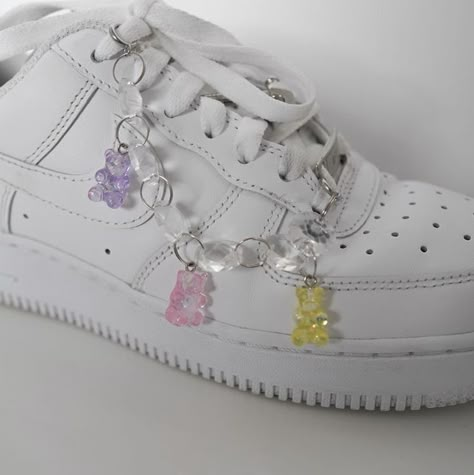 Sneaker Accessories, Shoe Chain, 00s Mode, Beaded Shoes, Bead Charms Diy, Diy Bracelet Designs, Handmade Jewelry Tutorials, Aesthetic Shoes, Gummy Bear