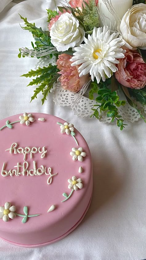 Aesthetic Birthday Cake Simple, Aesthetic Birthday Cake Fondant, Cute Cakes For 21st Birthday, Pink Cakes With Flowers, Simplistic Birthday Cakes Aesthetic, Pink Cakes For Birthday, Aesthetic Flower Birthday Cake, Flowers And Cake Aesthetic, Cute Birthday Cakes Flowers