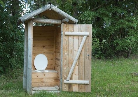 Compost Toilet: How We Turned Human Waste Into Compost & How You Can Too Composting Toilet Outhouse, Outdoor Composting Toilet, Outhouse Diy, Compost Toilet Diy, Off Grid Bathroom, Outdoor Toilet And Shower, Outhouse Plans, Cabin Outside, Diy Composting Toilet