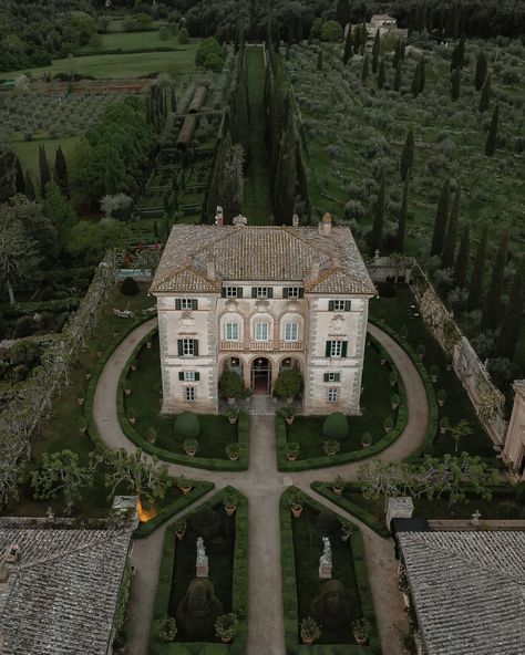 Bird’s eye view of the stunning Villa Cetinale. ♥️ @cetinale @cloudeight_weddingsandevents Villa Cetinale, Life Styles, Birds Eye, Villa, Lifestyle, Quick Saves