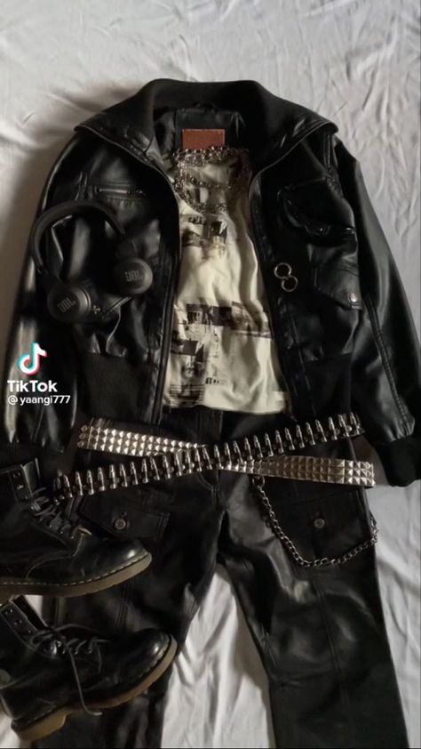 2000s Rocker Outfit, Rockstar Punk Outfit, Decorated Leather Jacket, Rocker Guy Outfit, Rocker Outfit Men Punk Rock, Mall Goth Fashion Male, Classic Punk Fashion, Emo Outfits Men 2000, 90s Punk Fashion Men