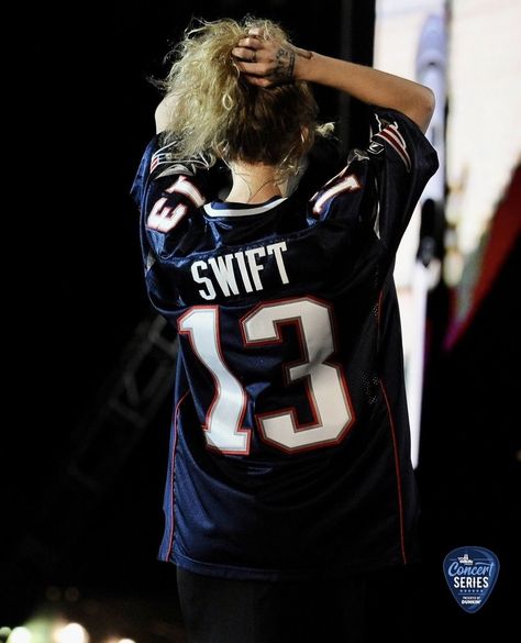 Taylor Swift, Swift, A Woman, Blonde, Football, Media, Hair, American Football