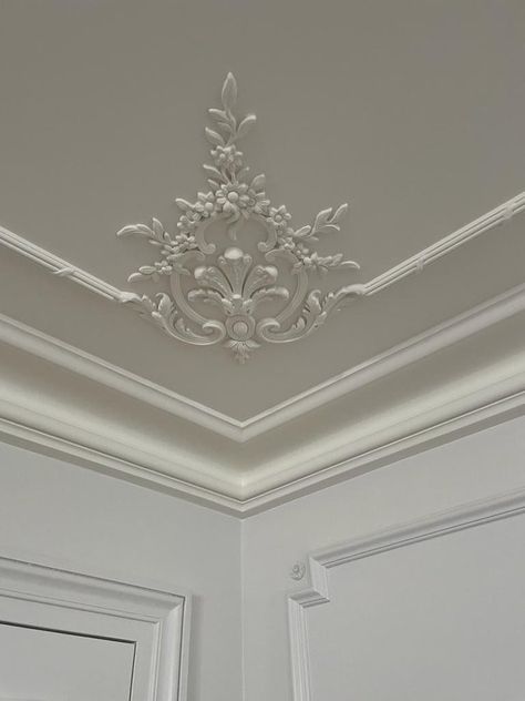 French Style Ceiling Design, Plaster Molding Ceiling, Parisian Ceiling Moulding, French Ceiling Design, French Wall Molding, Trim On Ceiling, Parisian Ceiling, Ceiling Trim Molding, Parisian Interior Bedroom