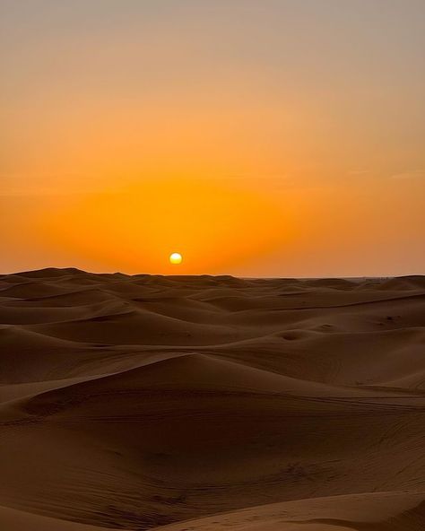 Sahara sunsets hit different! 🌆 Who's ready to experience pure magic as the sun sets over the rolling dunes of Erg Chebbi? 🥰 Imagine sinking your toes into the warm sands, gazing in awe as fiery reds, blazing oranges, and radiant pinks dance across the rippled dunes. This is Mother Nature's nightly show, and it's one you don't want to miss! 🤩 At @nomadtour.s , we'll take you on an unforgettable journey to the heart of the Sahara Desert to witness this breathtaking spectacle. Sunsets have neve... Sunset In The Desert, Sahara Aesthetic, Brown Eyes Are Beautiful, Desert Dunes, Hot Desert, The Sahara Desert, Desert Sunset, Morocco Travel, Sahara Desert