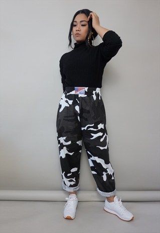 CAMO / CAMOUFLAGE ARMY SWEATPANTS / TROUSERS / JOGGERS Looks Hip Hop, Scarf Jacket, Women Trousers, Looks Party, Tomboy Style Outfits, Tomboy Fashion, Swag Outfits, Teen Fashion Outfits, Autumn Fashion Women