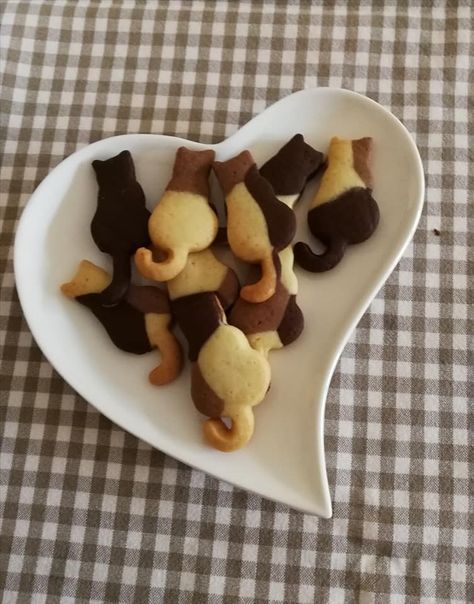 Calico cat cookies Calico Cat Cookies, Cat Bread, Cat Cookies, Calico Cat, Cat Decor, Project Ideas, Pancakes, Bread, Baking