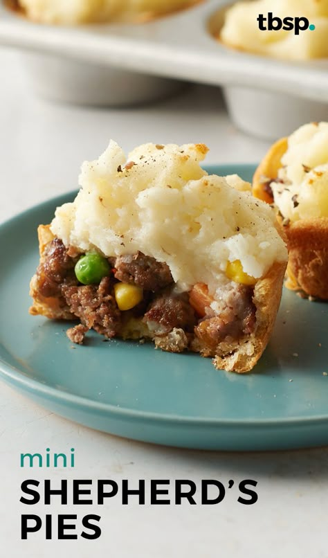 Mom’s recipe for shepherd’s pie gets a makeover with Pillsbury’s seamless crescent dough. They’re mini, they’re easy to grab and they’re gonna go fast! These Mini Shepherd’s Pies are simple, tasty and are beggin’ to be added to your to-do list! Canapes Faciles, Muffin Tin Meals, Publix Recipes, Mini Appetizers, Tin Recipes, Muffin Tin Recipes, Cottage Pie, Pot Pies, Shepherd's Pie