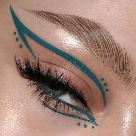 Eyeliner Inspo, Sea Nymph, Concert Makeup, Cute Eye Makeup, Make Up Inspiration, Graphic Makeup, Rave Makeup, Swag Makeup, Eye Makeup Pictures