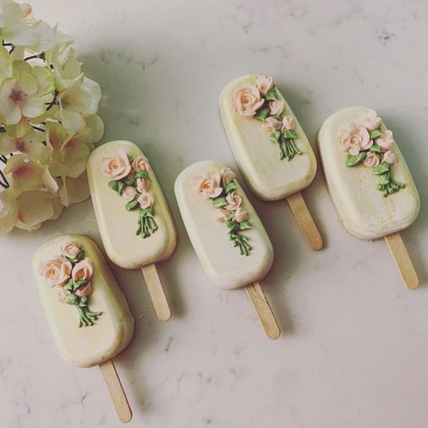 Flower themed cakesicles perfect for a wedding or bridal shower! Wedding Cakesicles Ideas, Wedding Cakesicles, Pineapple Cake Pops, Cake Sicles, Cakesicles Ideas, Popsicles Cake, Cake Popsicles, Healthy Granola Bars, Cake Pop Decorating