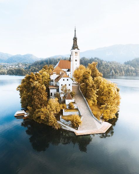 Autumn island from the dreams, in the middle of Lake Bled, Slovenia. ~ 𝐓𝐡𝐞 𝐭𝐨𝐮𝐜𝐡𝐢𝐧𝐠 𝐥𝐞𝐠𝐞𝐧𝐝 𝐨𝐟 𝐭𝐡𝐞 𝐒𝐮𝐧𝐤𝐞𝐧 𝐛𝐞𝐥? Island Castle, Lake Landscaping, Lake Bled Slovenia, Trip To Colombia, Visit Colombia, Bled Slovenia, Julian Alps, Lake Bled, Instagram Autumn