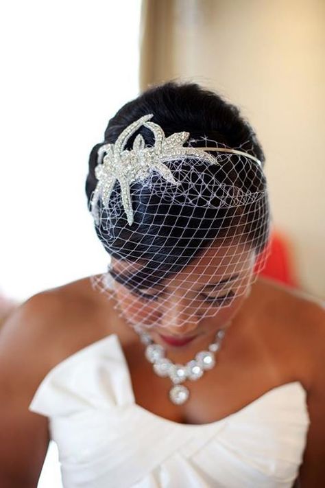 Bridal Headpieces For Short Hair, Hairstyle For Fascinator, Wedding Headpiece For Short Hair, Bridal Fascinators Headpieces, Wedding Fascinators Brides, Birdcage Veil Black Bride, Wedding Hair Birdcage Veil, Birdcage Veil With Hair Up, Vintage Bridal Hair With Birdcage Veil