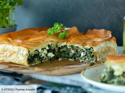 "Un feuilleté au croustillant irrésistible" : la recette de la spanakopita grec de François Régis-Gaudry Easy Spinach Pie Recipe, Kataifi Pastry, Filo Pastry Recipes, Spanakopita Recipe, Pasta Fillo, Spinach Pie, Phyllo Dough, Healthy Vegetables, Cook At Home