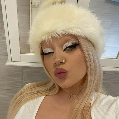 White Eyebrows Makeup, White Bunny Makeup, Snow Bunny Makeup, Halloween Makeup Angel, Rave Eyeliner, White Makeup Ideas, White Makeup Looks, Eccentric Makeup, Y2k Eyeshadow