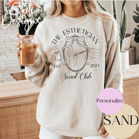 🌟 Celebrate the skin care guru in your life with our PERSONALIZED ESTHETICIAN SWEATSHIRT! Perfect for any skin therapist, this custom top is a stylish retro gift for graduations, Christmas, or birthdays. Show your favorite esthetician how much you value their expertise with this 'Skin Boss' sweatshirt, designed to make them feel recognized and chic. 🎁💆‍♀️ #EstheticianGift #TrendyTop Esthetician Graduation Gift, Esthetician Sweatshirt, Esthetician Graduation, Boss Sweatshirt, Brunch Shirts, Skin Therapist, Coffee Lovers Gift, Custom Top, Cinnamon Girl