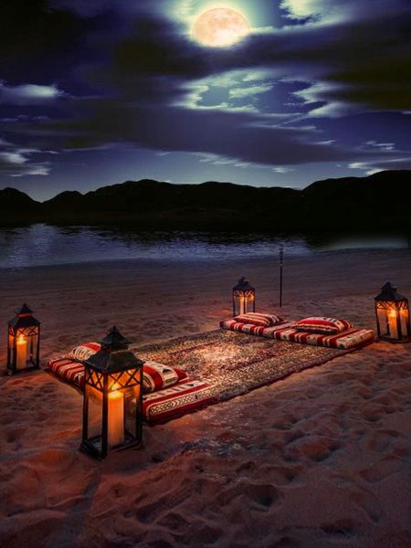 Candle Romantic Night, Romantic Places Night, Romantic Night Aesthetic, Candles Food, Romantic Beach Picnic, Dream Dates, Laying On The Beach, Romantic Date Night Ideas, Beach Dinner