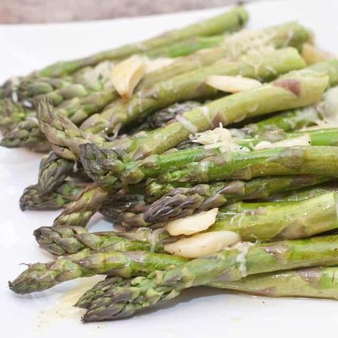 Garlic and Gruyere Roasted Asparagus Parmesan Roasted Asparagus, Roasted Asparagus Recipe, Asparagus Garlic, Asparagus Recipes Baked, Asparagus Recipes Roasted, Parmesan Asparagus, Baked Asparagus, Roasted Asparagus, Asparagus Recipe