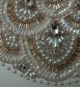 Bead Fashion, Tambour Beading, Ideas Embroidery, Pearl Embroidery, Tambour Embroidery, Beadwork Embroidery, Couture Embroidery, Bead Embroidery Patterns, Embroidery Works