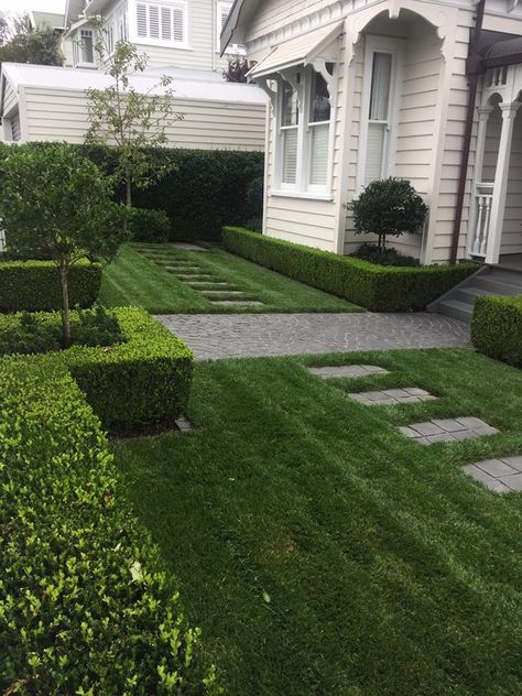 Formal Garden Design, Garden Hedges, Front Garden Design, Garden Design Layout, Garden Entrance, Front Landscaping, Backyard Landscaping Ideas, Farmhouse Garden, Garden Backyard