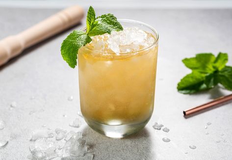 The Mint Julep is a bourbon cocktail that is easy to make. The signature drink of the Kentucky Derby, this is one whiskey drink recipe you can't miss. Kentucky Derby Food, Kentucky Derby Recipes, Kentucky Derby Mint Julep, Whiskey Drinks Recipes, Derby Recipe, Mint Julep Cocktail, Julep Recipe, Mint Julep Recipe, Boulevardier