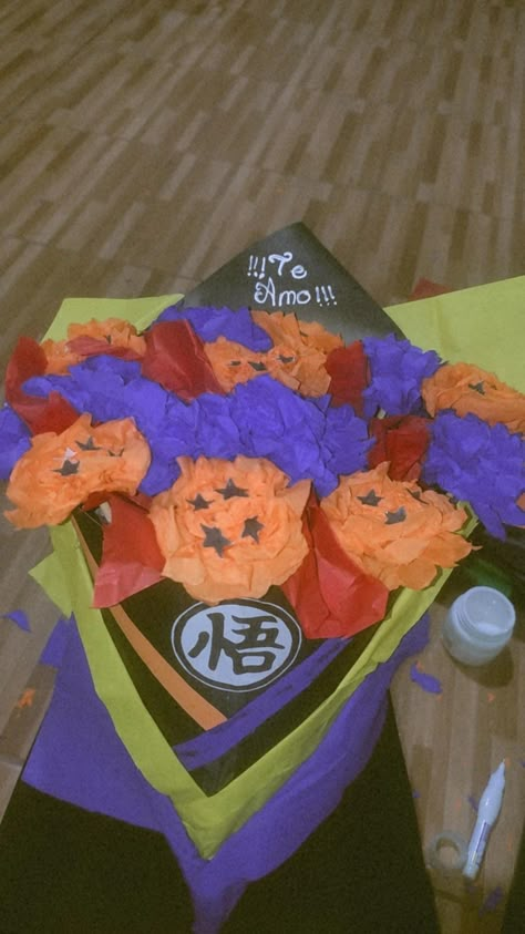 Ramo de flores de papel con temática de Goku, manualidad fácil colores representativos: naranja, azul, negro, amarillo Goku Gift Ideas, Cute Anniversary Gifts, Flower Gift Ideas, Nothing But Flowers, Otaku Anime, Flower Gift, Craft Gifts, Dragon Ball Z, Diy Gifts