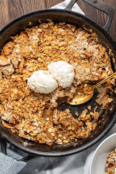 Classic apple crisp is one of my favorite fall desserts. Served warm with vanilla ice cream, it's the ultimate sweet, tart, and creamy dessert made in a cast iron skillet. A layer of apples tossed in sugar and spices topped with a crumbled mix of oats, sugar, butter, and more spices. The deliciousness of apple pie but even easier to throw together in a cast iron skillet. Cast Iron Apple Crisp, Skillet Apple Crisp, Ice Cream Calories, Apple Crisp With Oatmeal, Homemade Apple Crisp, Apple Crisp Topping, Easy Apple Crisp Recipe, Apple Crumble Recipe, Apple Crisp Recipe