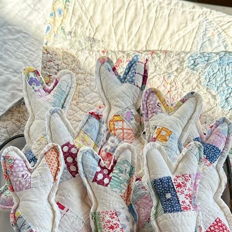 Fabric Bunny, Repurposed Quilts, Old Quilts Repurposed Ideas, Chenille Crafts, Bunny Lovers, Sewing Stuffed Animals, Old Quilts, Scrap Quilt Patterns, Upcycle Projects