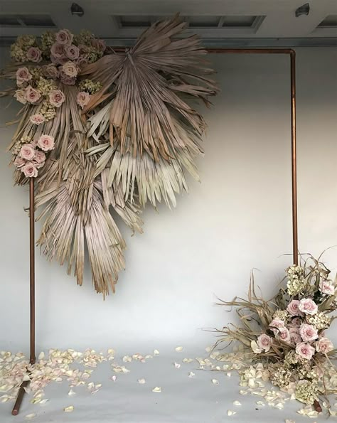 Trending Now: Dried Florals for Your Wedding (And All the Cool Ways to Incorporate Them!) - Green Wedding Shoes Copper Wedding Arch, Wedding Ceremony Ideas, Flower Installation, Copper Wedding, Flowers Photo, Natural Boho, Photo Booths, Desi Wedding, Ceremony Backdrop