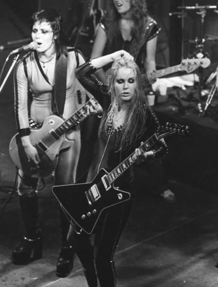 the runaways The Runaways, Glam Punk, Lzzy Hale, Dark Wave, Lita Ford, Women Of Rock, Guitar Girl, Musica Rock, Female Musicians