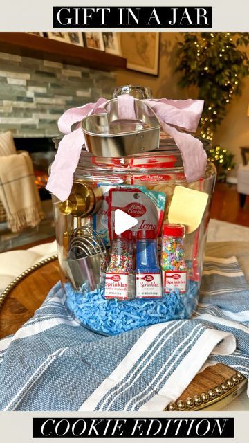 Cookie Making Gift Basket, Cookie Basket Ideas, Cookie Jar Gift Ideas, Baking Gift Basket, Cookie Jar Gifts, Gift In A Jar, Gift Idea For Mother, Cookie Baskets, Baking Theme