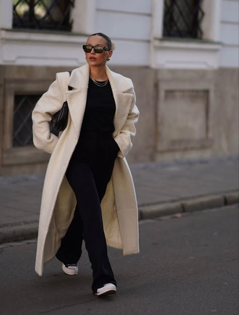 Cold Evening Outfit, Cosy Office Outfit, Corporate Baddie Winter, Casual Long Coat Outfit, Glamorous Everyday Outfits, Beige Mantel Outfit, Grey Blouse Outfit, Winter Corporate Outfit, All Black Casual Outfit