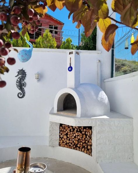 Small Pizza Oven Outdoor, Pizza Oven Courtyard, Woodfire Pizza Oven Outdoor Area, Outdoor Kitchen Mediterranean Style, Pizza Oven Outdoor Area, Mediterranean Outdoor Kitchen, Pizza Oven Garden, Clay Pizza Oven, Pizza Oven Fireplace