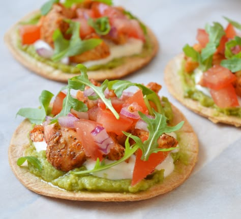 Zien deze hapjes er niet vrolijk uit? Ik maakte deze tostada's van krokante tortillarondjes, Mexicaans gekruide kip, zure room, tomaten... Mexican Dinner Party, Mexico Food, Mexican Dinner, Wine Food Pairing, Finger Food Appetizers, Latin Food, Food Pairings, Mexican Dishes, Dinner Time