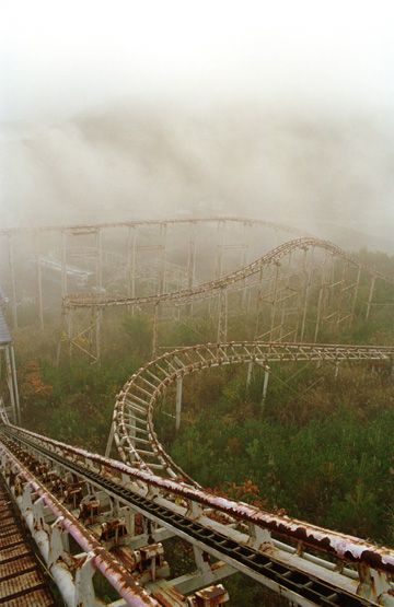 Abandoned Theme Parks, Abandoned Amusement Park, Apocalypse Aesthetic, Abandoned Amusement Parks, Parc D'attraction, Fukushima, Haunted Places, Abandoned Buildings, Abandoned Houses