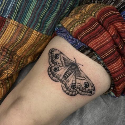 Moth Tattoo Above Elbow, Brown Moth Tattoo, Realistic Moth Tattoo, Moth Tattoo Above Knee, Moth Tattoo Leg, Floral Moth Tattoo, Moths Tattoo, Tattoo Above Knee, Traditional Moth Tattoo