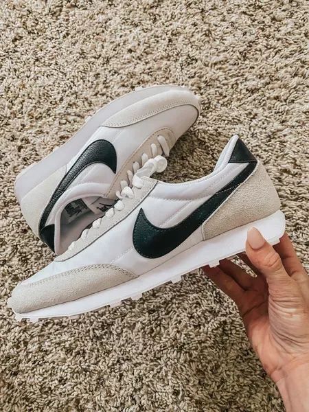 Nike daybreak sneakers // runs tts Retro Nike Shoes, Trendy Tennis Shoes, Retro Sneakers Women, Alyson Haley, Nike Daybreak, Timeless Shoes, Retro Sneakers, Sneakers Outfit, New Wardrobe