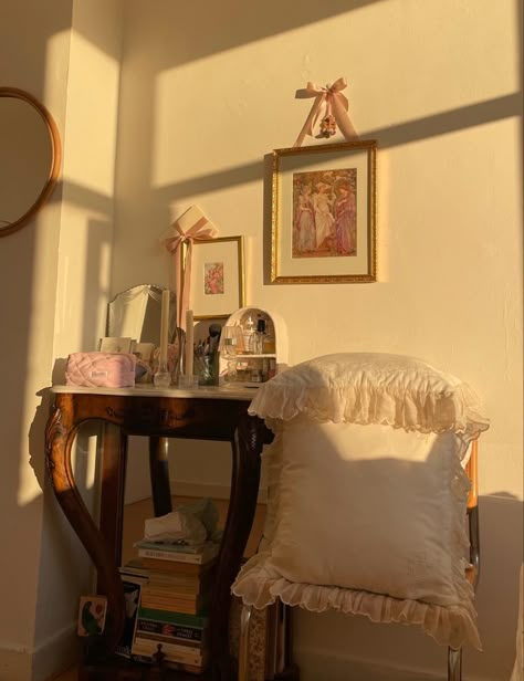 Vintage aesthetic, vintage vanity, flower fairies, vintage bedroom Fairy Living Room, Sunrise Bedroom, Vintage Inspired Room, Cozy Rooms, Light Bedroom, Vintage Fairy, Vintage Bedroom, Future Apartment, My Space