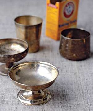 Baking Soda as Silver Polish  To polish silver: Wash items, then place on aluminum foil in the bottom of a pot. Add a baking-soda solution (¼ cup soda, a few teaspoons salt, 1 quart boiling water) and cover for a few seconds. The result? A chemical reaction that gets the black off the gravy boat. Helpful Products, Cleaning Silver, How To Clean Silver, Chemical Reaction, Silver Cleaner, Silver Polish, Diy Cleaners, Cleaners Homemade, New Uses