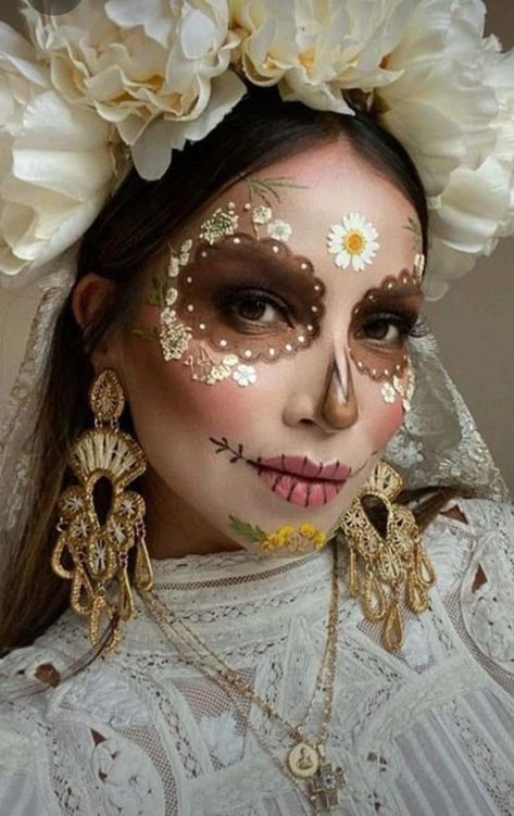 Makijaż Sugar Skull, Catrina Costume, Muertos Makeup, Halloween Makeup Sugar Skull, Dead Bride, Altar Ideas, Dead Makeup, Creepy Halloween Makeup, Sugar Skull Makeup