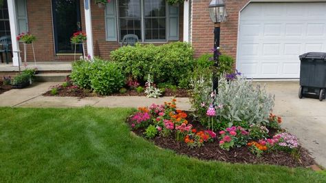 Lamp post garden                                                                                                                                                                                 More Lamp Post Landscaping Curb Appeal, Landscaping Around A Lamp Post, Landscape Around Lamp Post, Lamppost Landscaping Front Yards, Lamp Post Front Yard, Front Yard Light Post Landscaping, Lamp Post Landscaping, Lamppost Landscaping, Mailbox Gardens