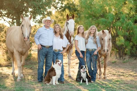 Horse Family Pictures, Family Horse Pictures, Fall Family Photos With Horses, Family Photos With A Horse, Family Horse Photoshoot, Horse Family Photoshoot, Family Photos With Horses, Family Photoshoot With Horses, Family Pictures With Horses