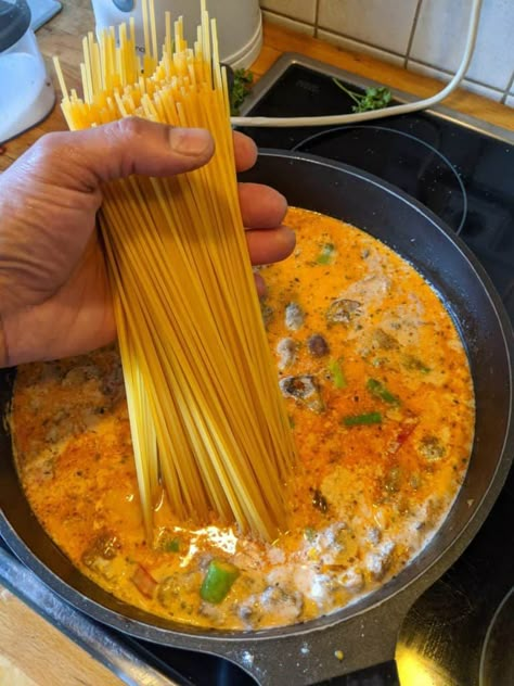 One Pot Pasta mit Brokkoli Champignons und Hackfleisch - Instakoch.de One Pot Spaghetti, One Pot Cooking, One Pot Pasta, Healthy Kitchen, Eat Smart, One Pot Meals, One Pot, Workout Food, Pasta Recipes