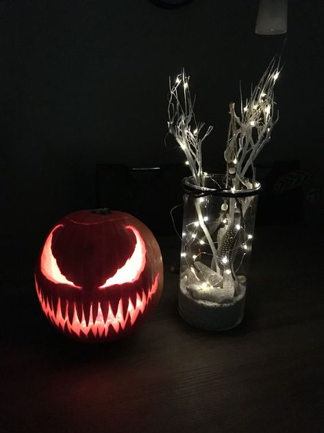 Venom Pumkin Carving, Halloween Scary Pumpkins, Venom Pumpkin Carving Ideas, Venom Jack O Lantern, Pumpkin Carving Ideas Venom, Venom Pumpkin Painting, Venom Pumpkin Carving, Cat Pumpkin Carving, Creative Pumpkin Painting