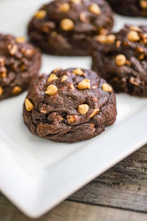 Ultimate Chocolate Peanut Butter Levain Cookies Peanut Butter Cookies Levain, Peanut Butter Levain Cookies, Levain Cookie Recipe, Levain Cookies, Cookie Dough Filling, Easy To Make Cookies, Levain Bakery, Yummy Desserts Easy, Frozen Dessert Recipe